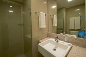 5. Days Inn by Wyndham - banheiro